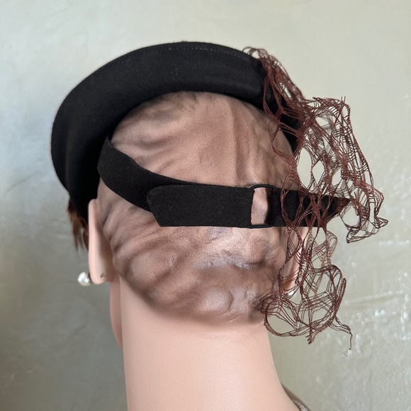 SENSATIONAL 1940s\' BROWN FELT TILT HAT WITH RUST FEATHER SPRAY AND HEAVY VEIL main image 8